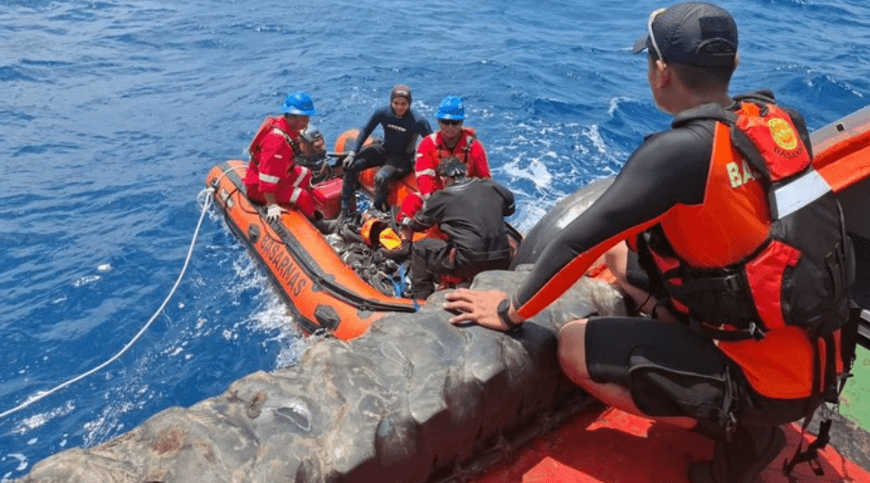 Tim SAR Gabungan mengevakuasi korban kapal tenggelam KM Virgo Transport 8 di perairan Laut Jawa